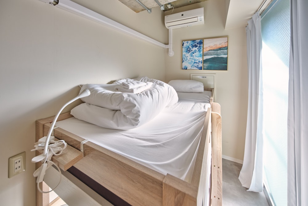 FEMALE DORM, SINGLE, SHARED BATHROOM