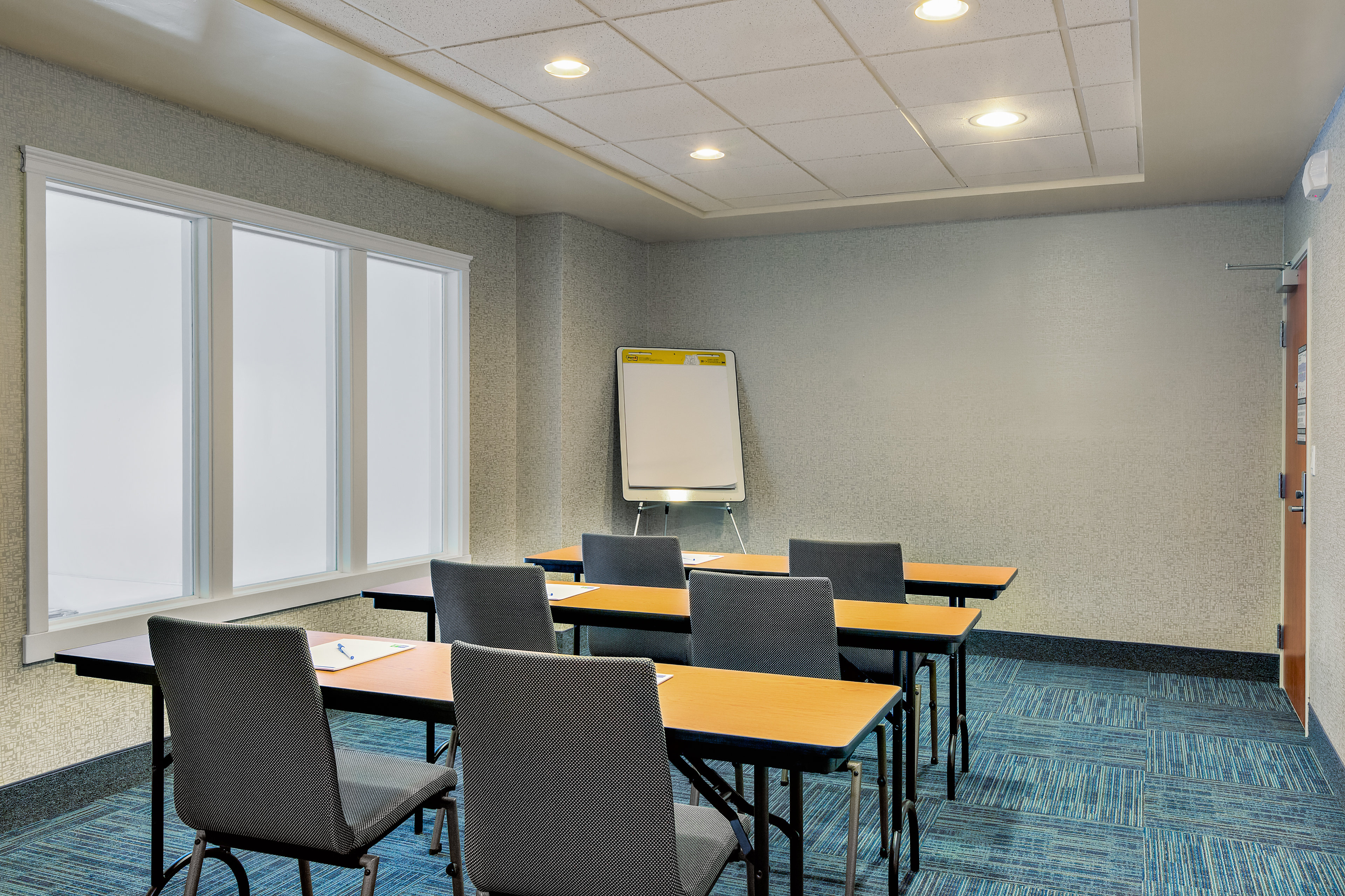 Holiday Inn Express Suites Oroville Lake 54/60