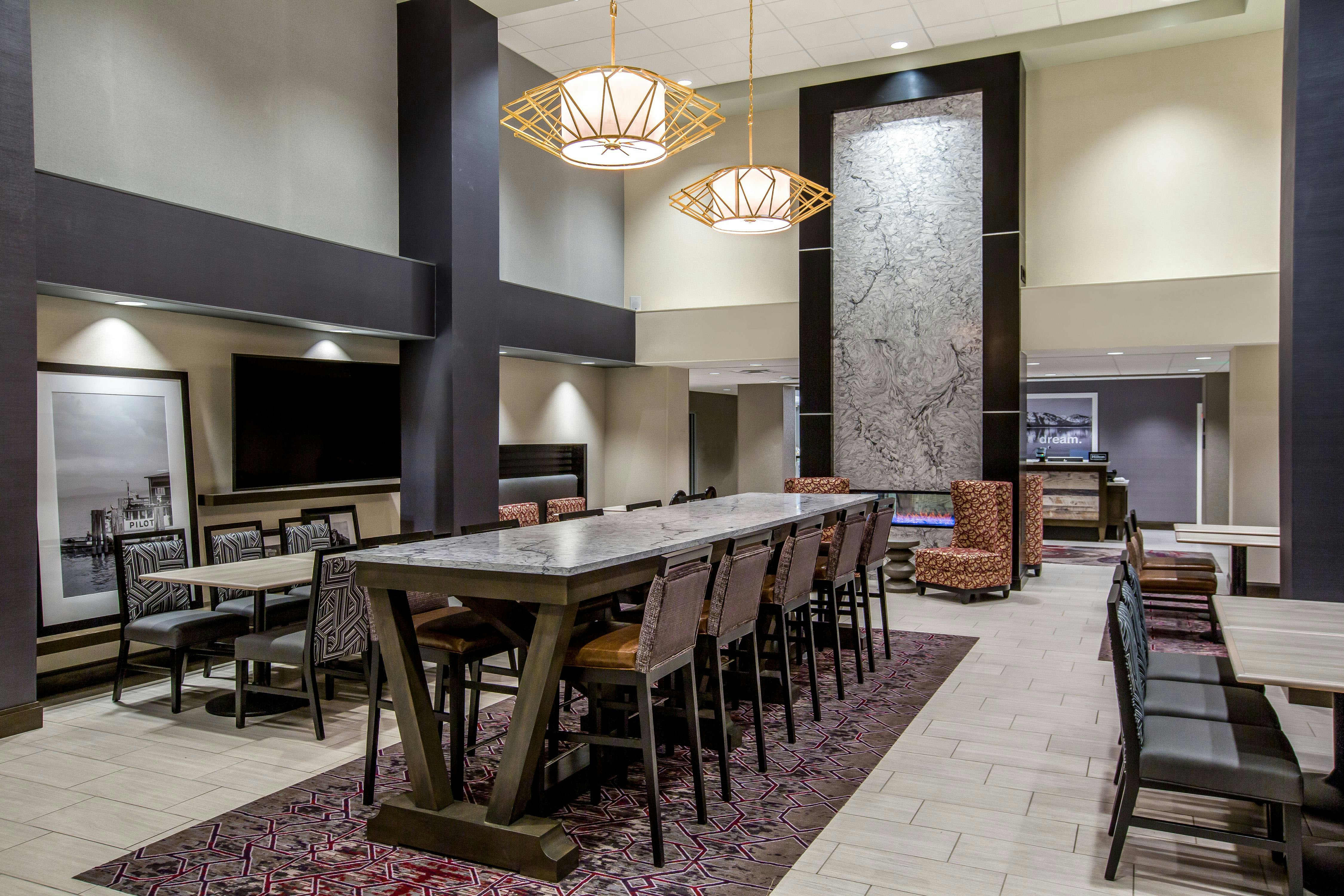 Hampton Inn & Suites Reno/Sparks 24/38