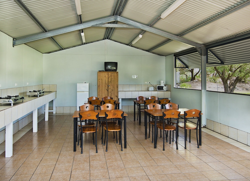 Acclaim Rose Gardens Beachside Holiday Park 32/50