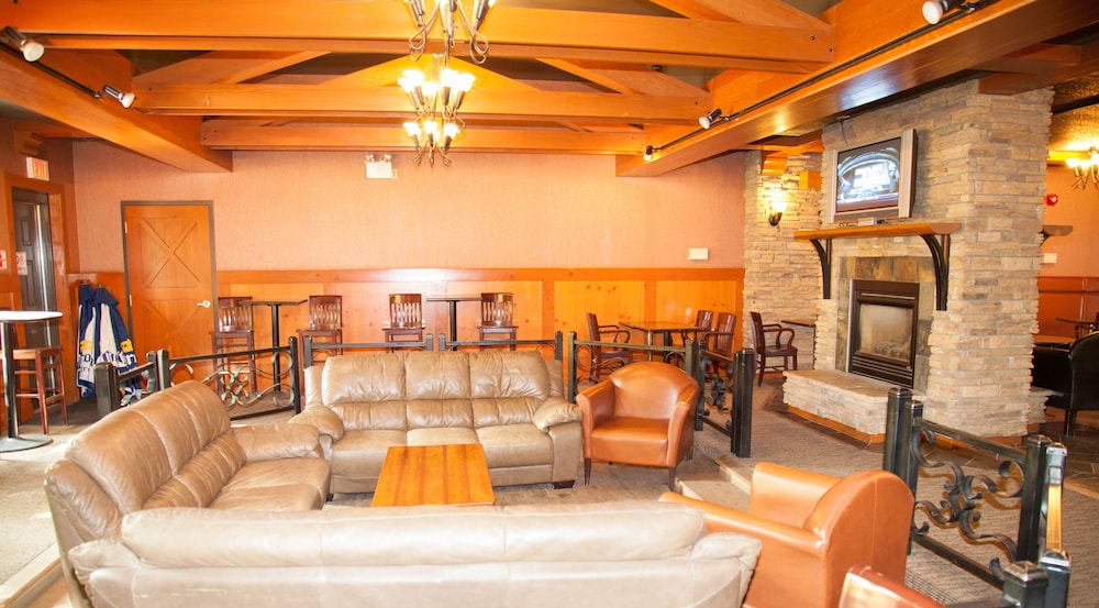 Twin Pine Inn & Suites 16/45