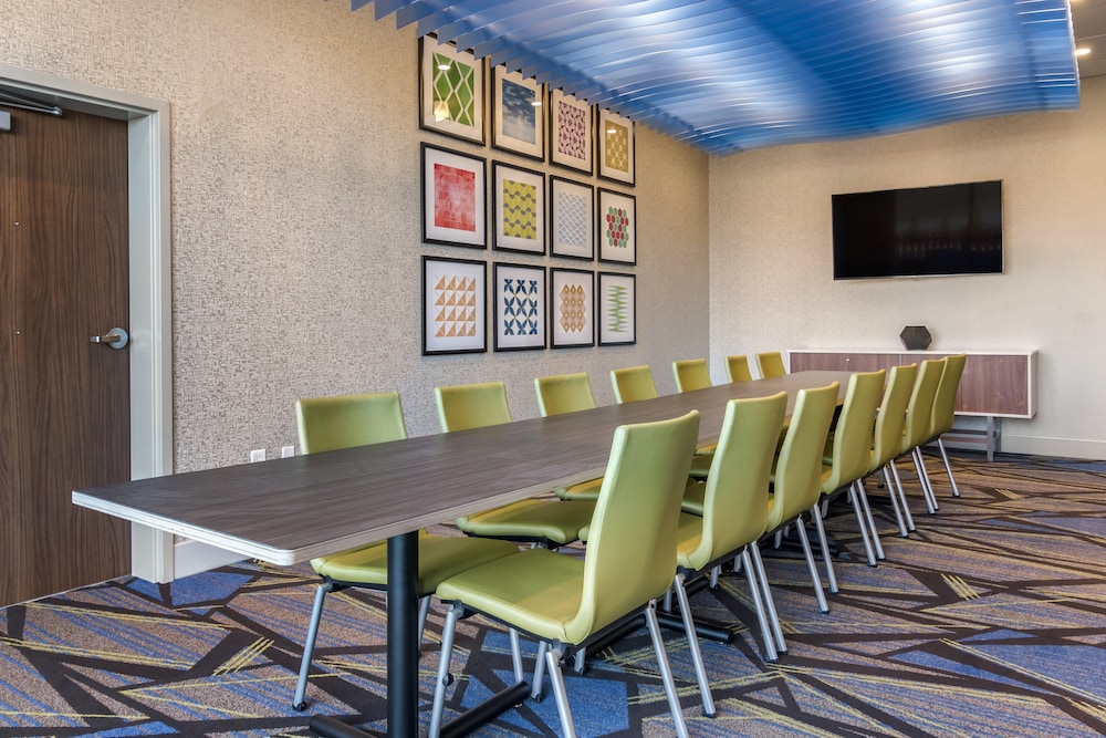 Holiday Inn Express And Suites Carlisle Southwest I-81 38/42