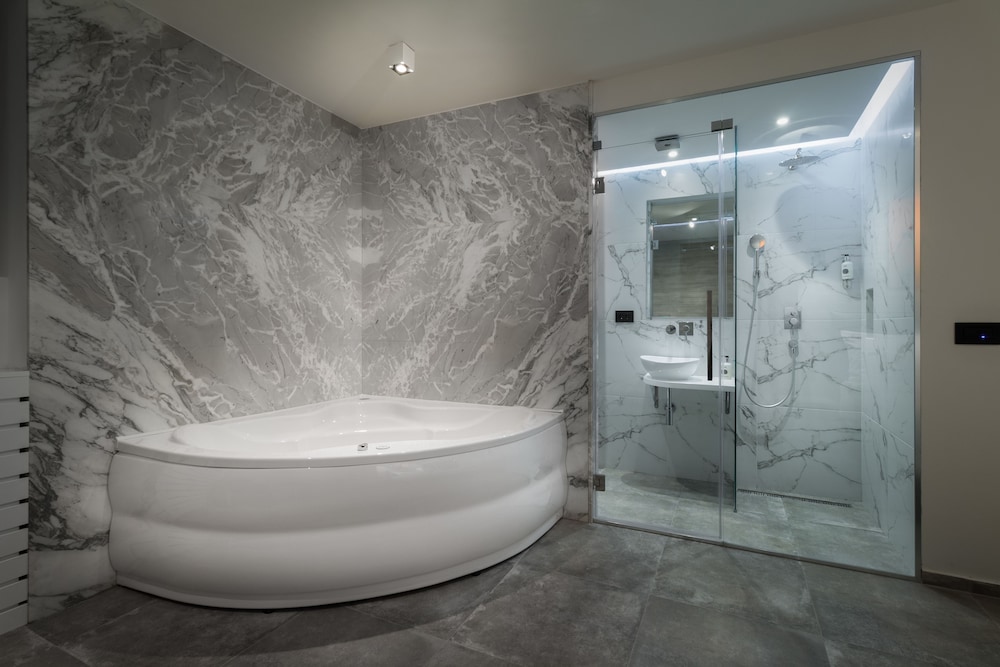 Level Luxury Suites 50/55