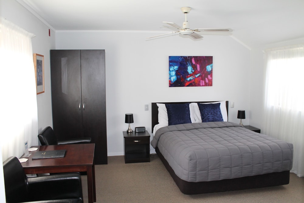 Aquarius Motor Inn 13/64