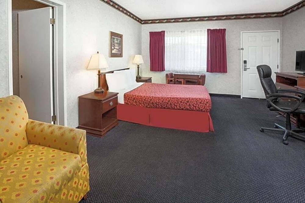 Sunset Inn Costa Mesa 14/17