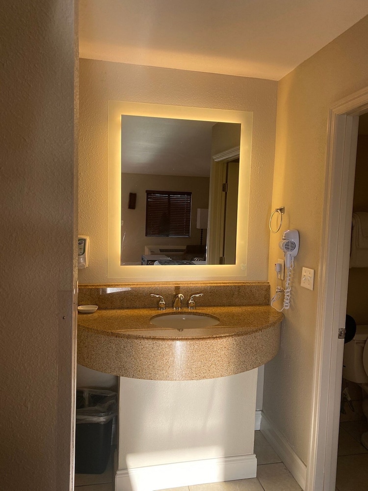 Monte Carlo Inn - Near Disney 8/50