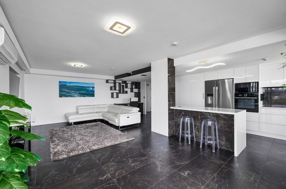 Pacific Regis Apartments 55/79