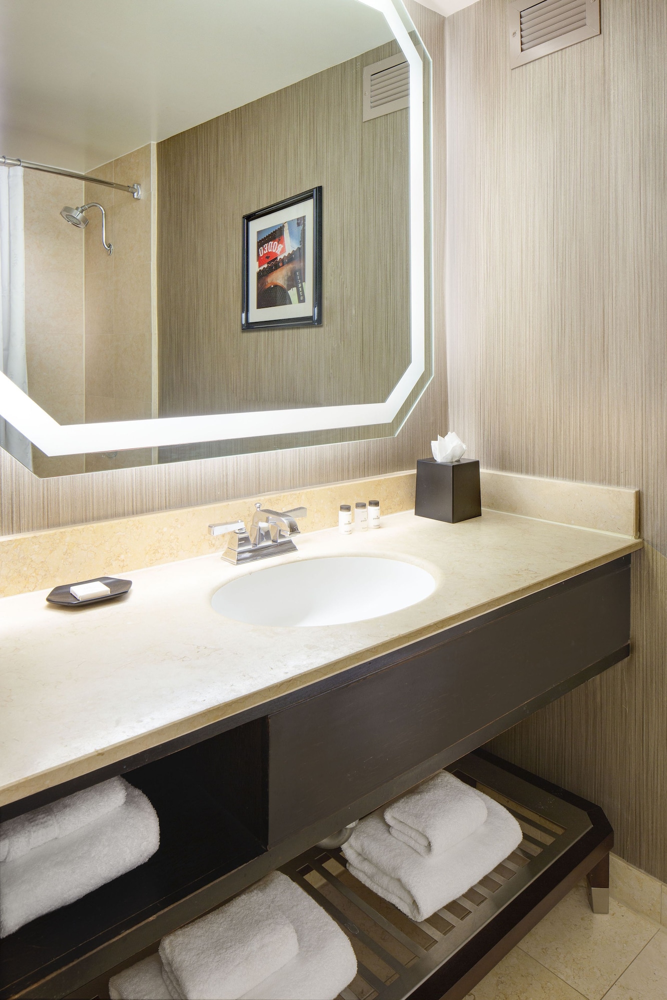 جناح ديلوكس بسرير كينج بغرفة نوم واحدة مع أريكة، Sheraton Fort Worth Downtown Hotel 7/7