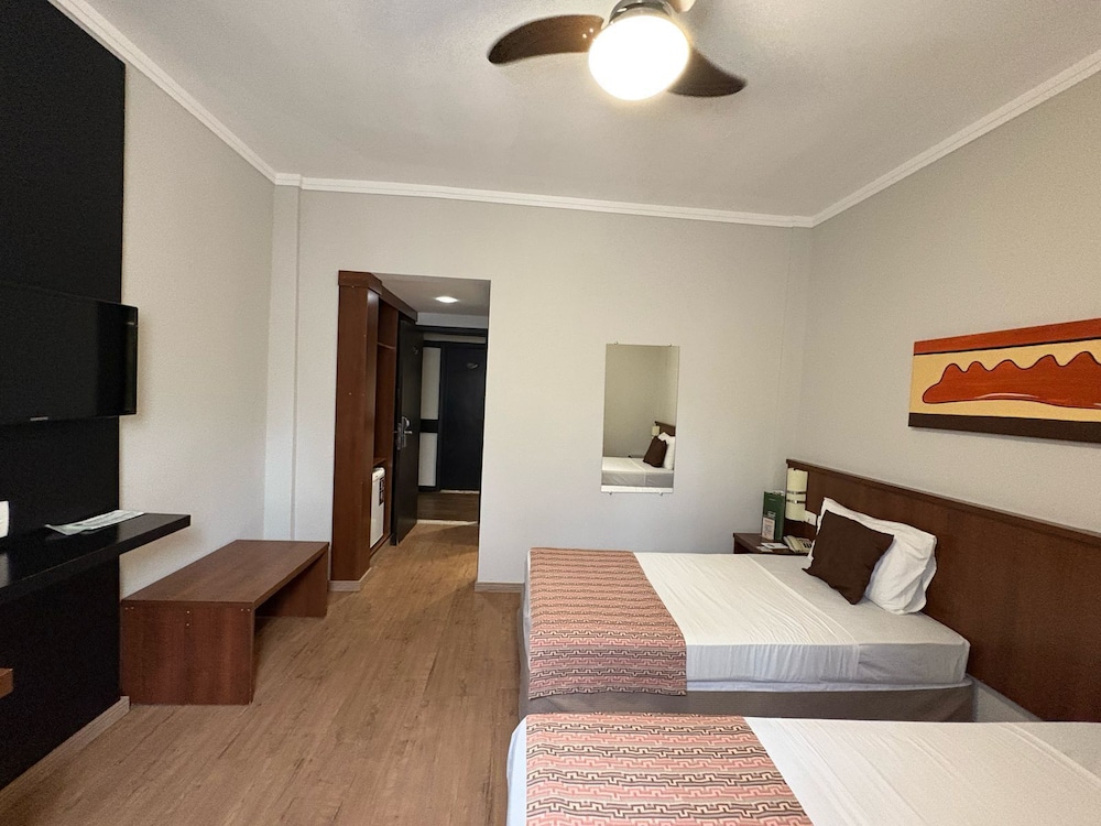 غرفة كلاسيكية بسريرين منفصلين