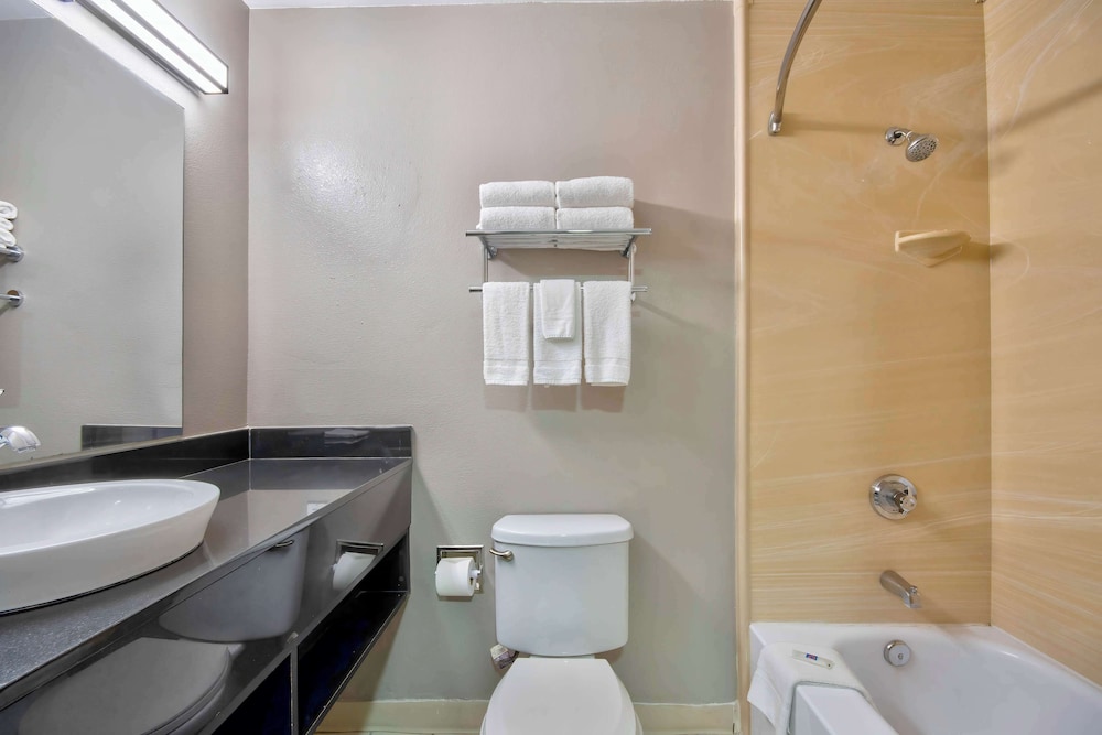 غرفة قياسية بسرير كينج لذوي الإعاقة، Studio 6 Extended Stay - San Antonio, TX - Six Flags 6/9