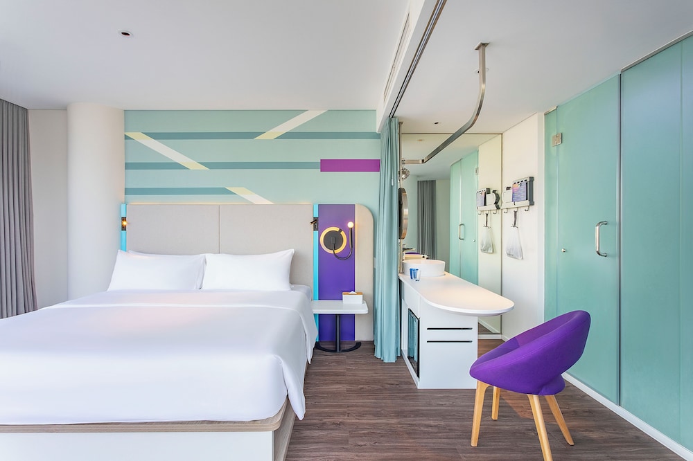 ROOM, KING BED, CORNER