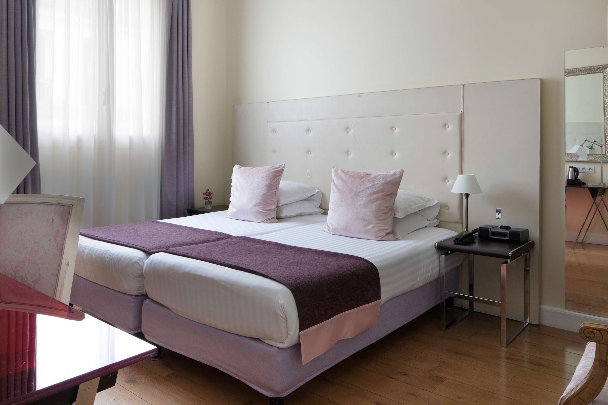 ROOM, TWIN BEDS