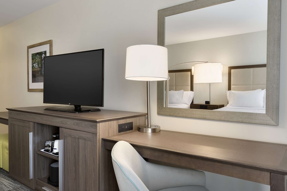 Hampton Inn and Suites Niles Warren OH 32/77
