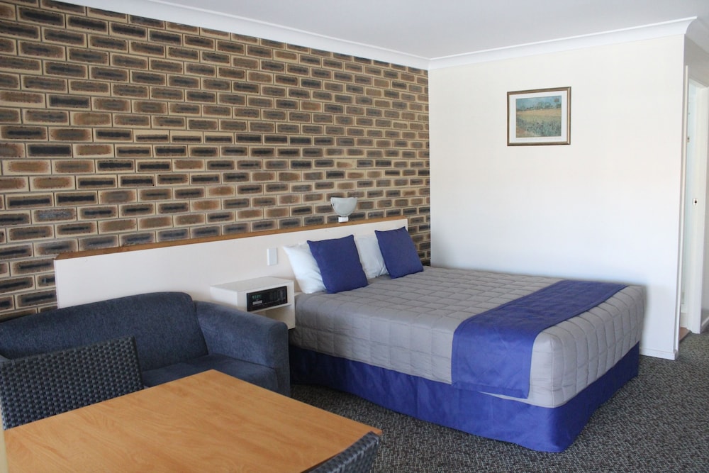 TOP OF THE TOWN MOTEL 21/71