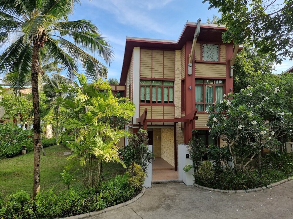 Amatapura Beach Villa 12 2/57
