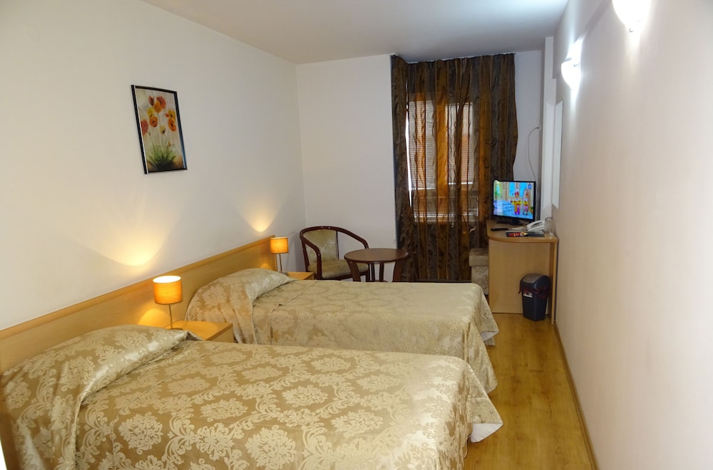 ROOM, SINGLE