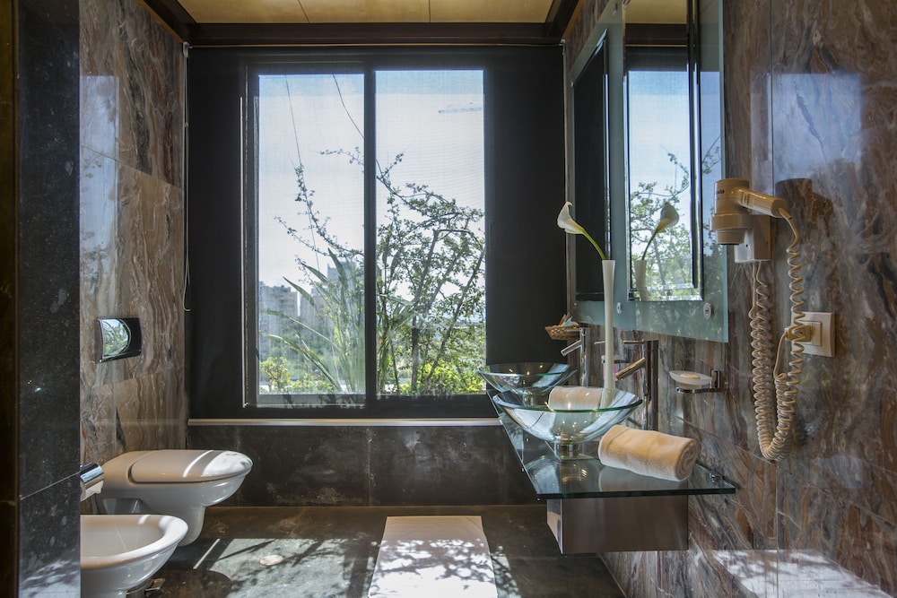 Lahoya Beirut Hotel 33/34
