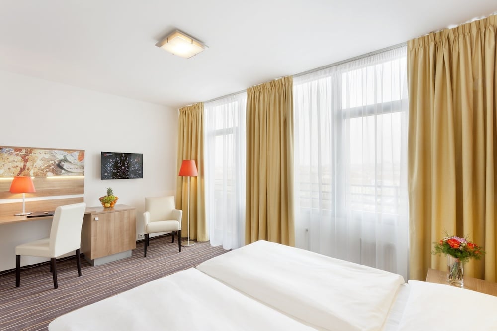 ROOM, TWIN BEDS