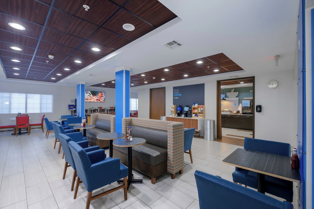 Holiday Inn Express Hotel and Suites Carlsbad 44/65