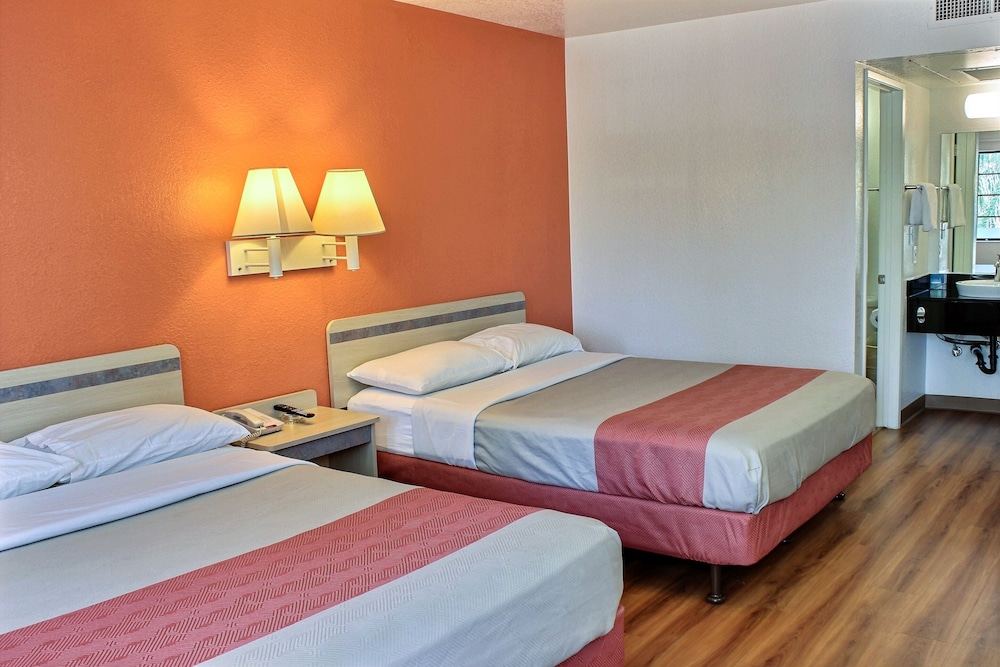 Motel6 Coalinga, CA - East 25/45