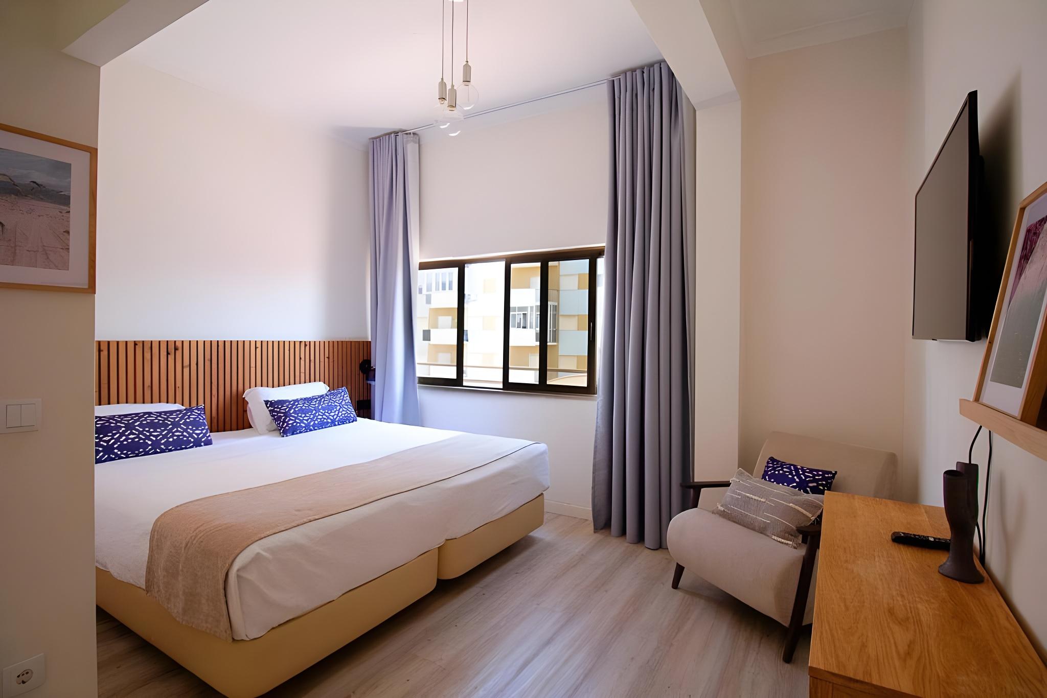 SUPERIOR, DOUBLE OR TWIN BED