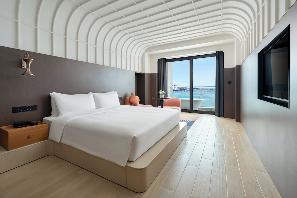 Standard, King Bed, Island View