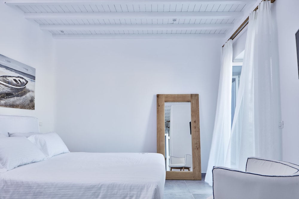 Mykonos Waves Beach House Suites 7/44