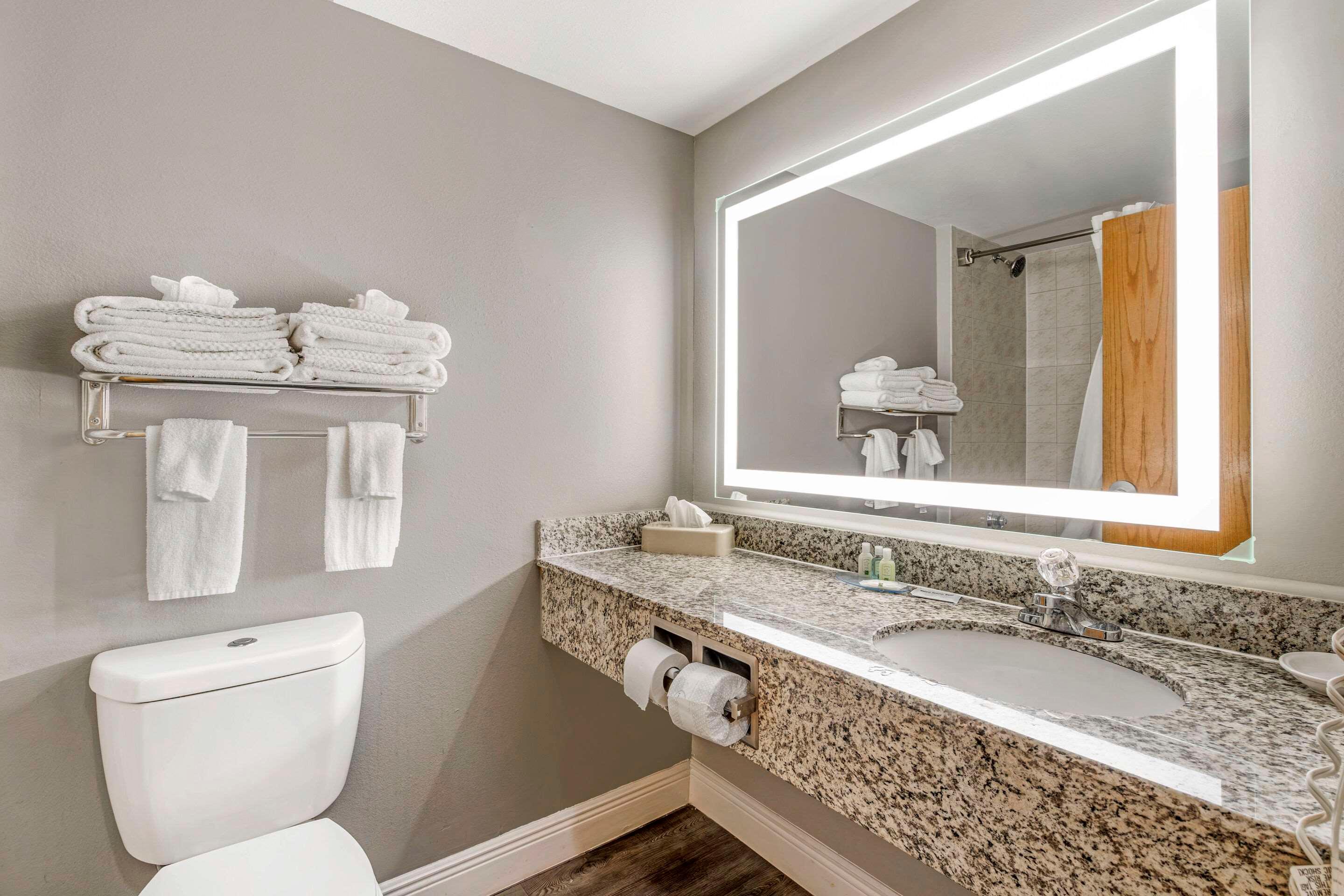 غرفة بسرير كوين، Quality Inn Conference Center At Citrus Hills 4/4