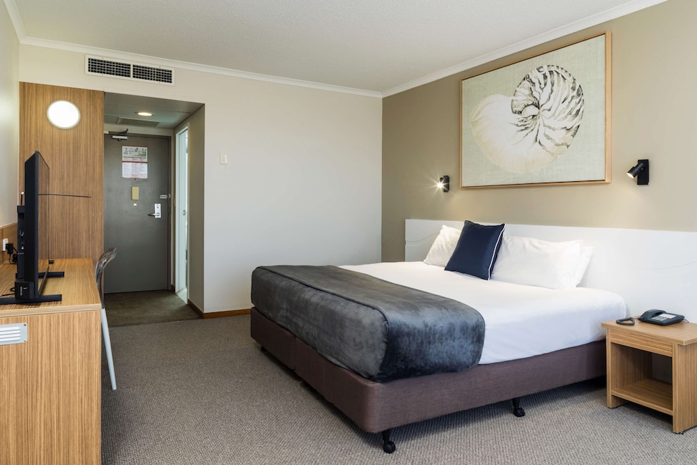 Pacific Hotel Cairns 28/72