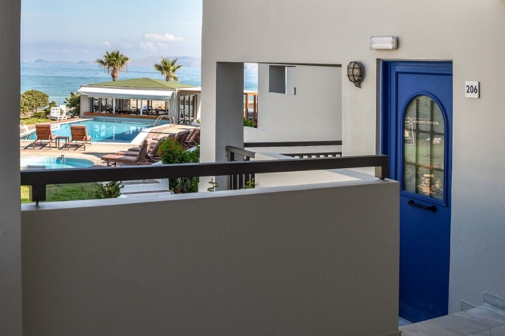 Yria Beach Hotel 10/61