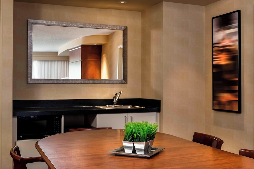 Courtyard by Marriott Kansas City Shawnee 11/71