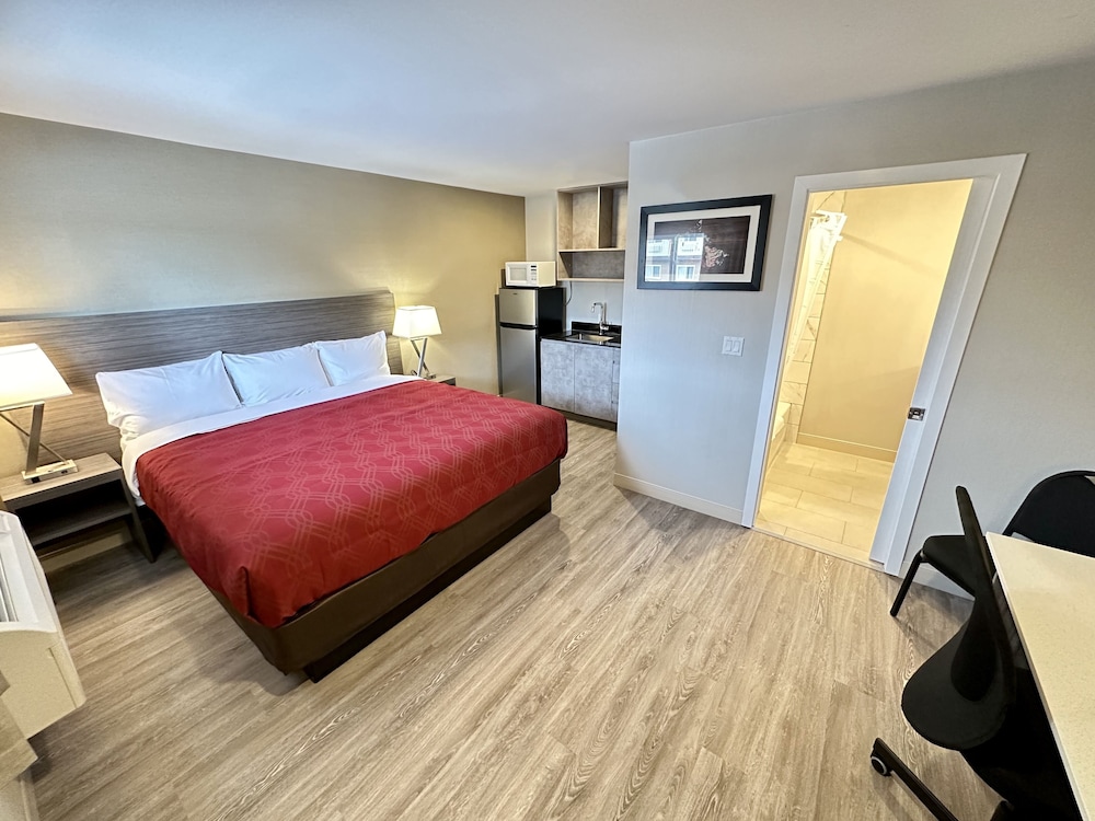 Efficiency, King Bed، Econo Lodge Inn & Suites Pincher Creek 2/4