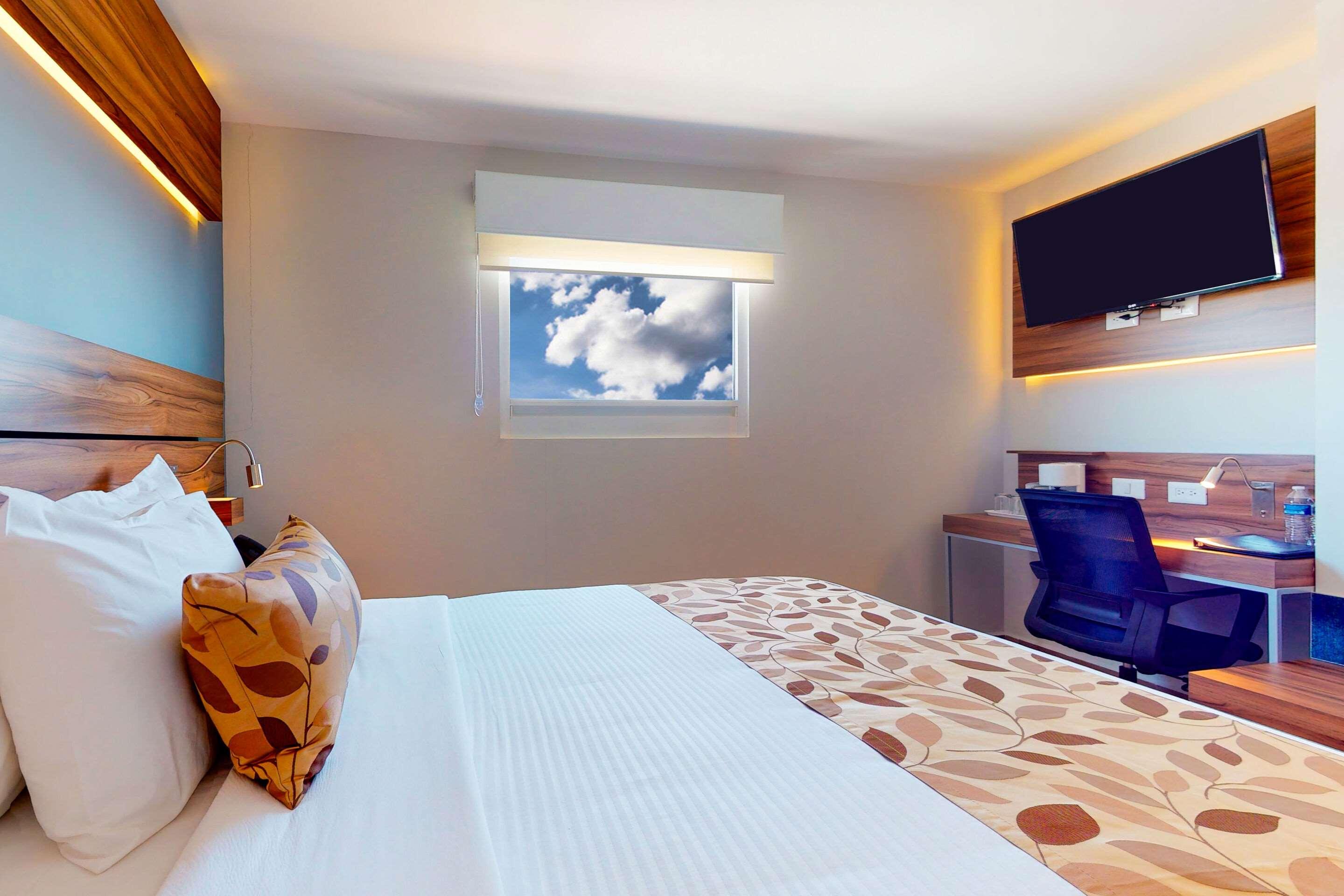 ROOM, QUEEN BED