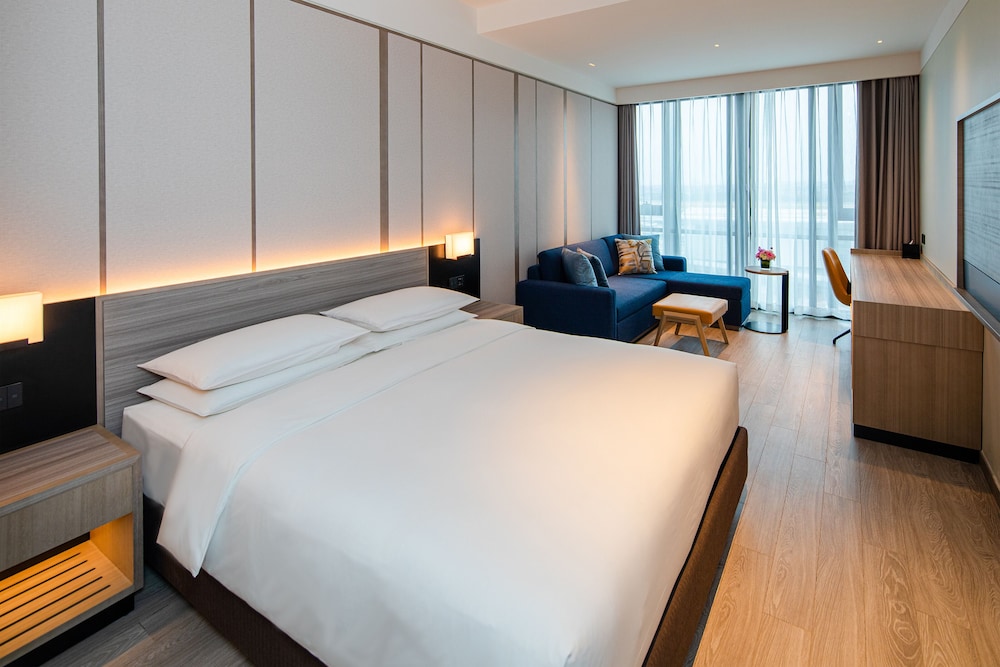 Room, King Bed, Airport View, Sofa