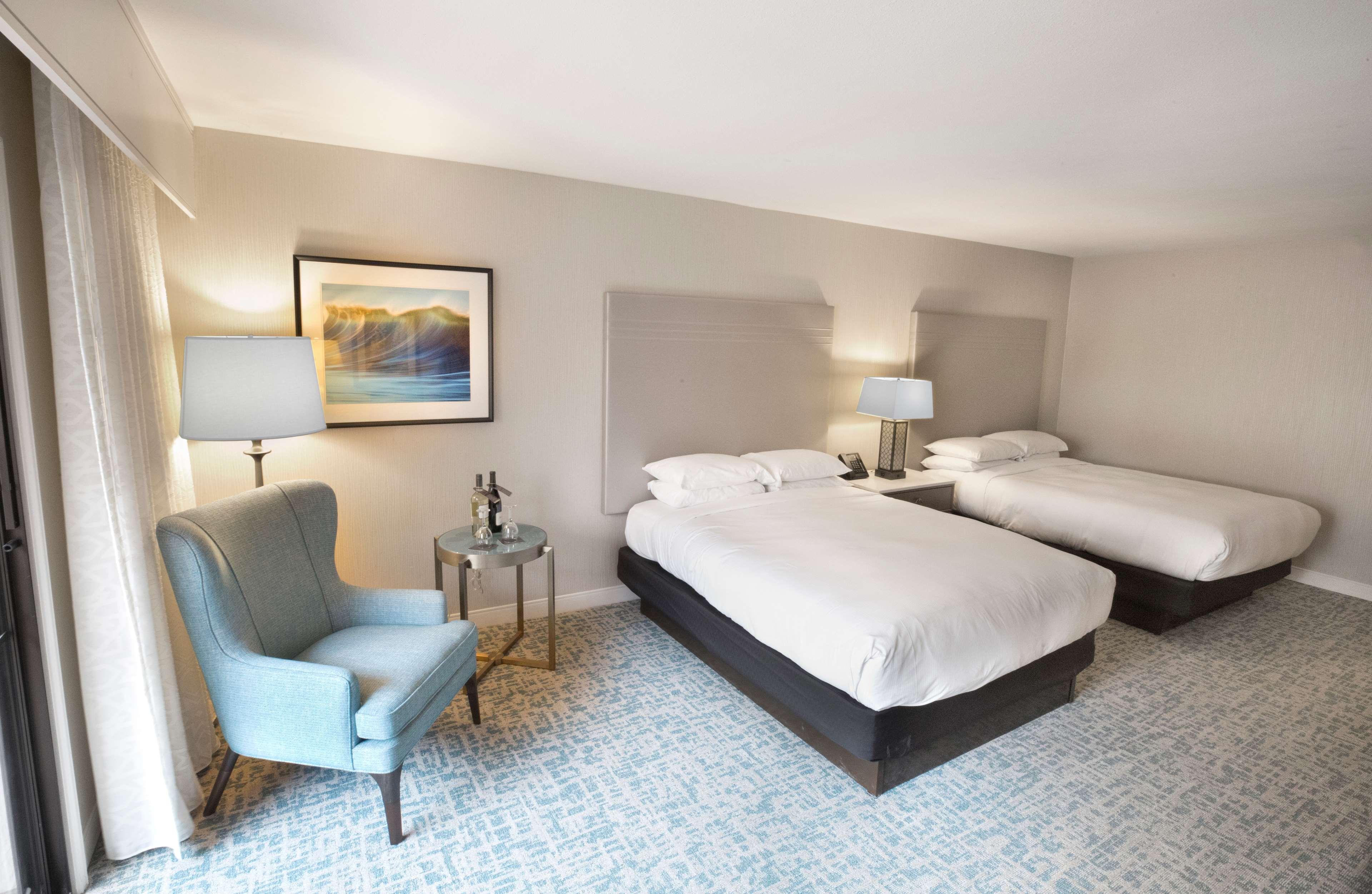 غرفة بسرير مزدوج بإطلالة على البحر، Hilton Santa Barbara Beachfront Resort 2/3