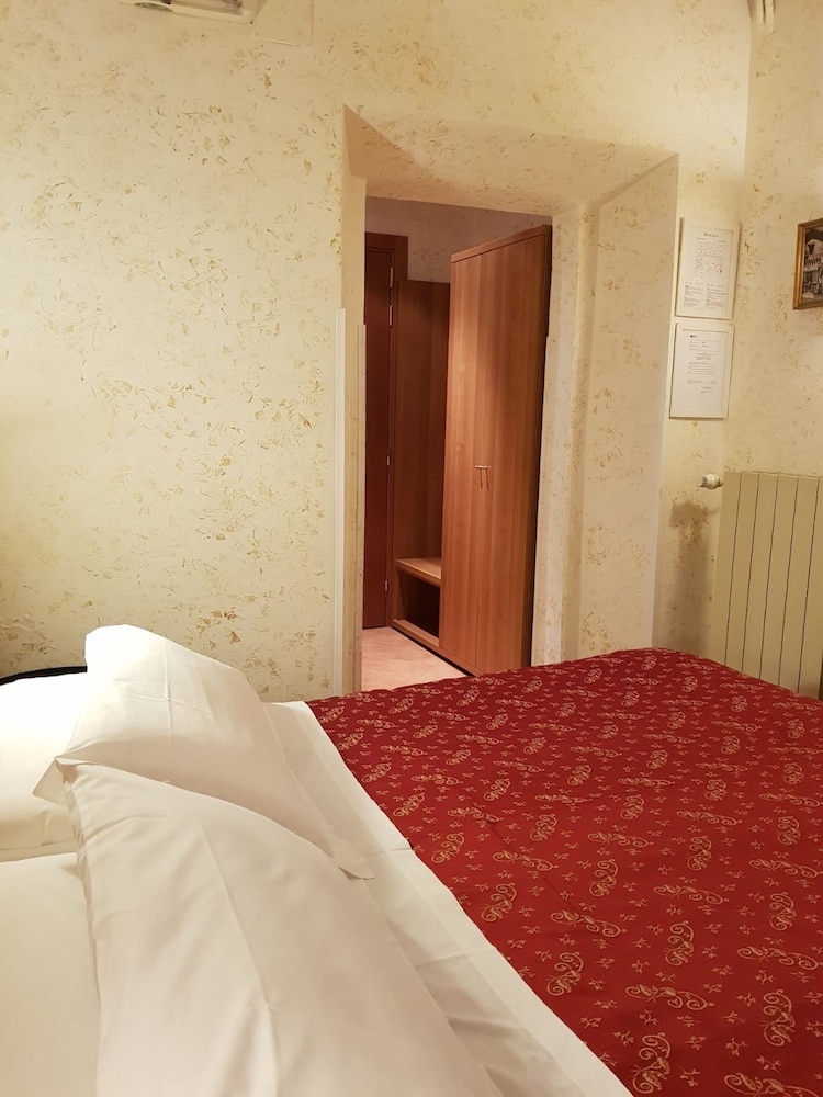 Hotel Julia 30/66