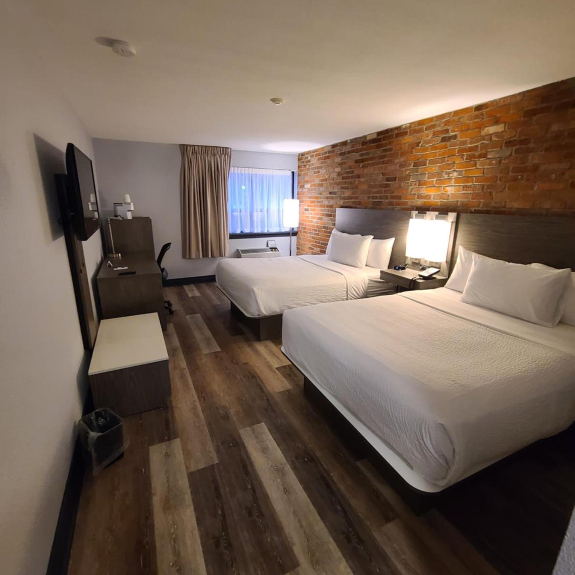 غرفة ديلوكس بسرير كينج وسريرين كوين، Travelodge by Wyndham Barrie on Bayfield 5/10