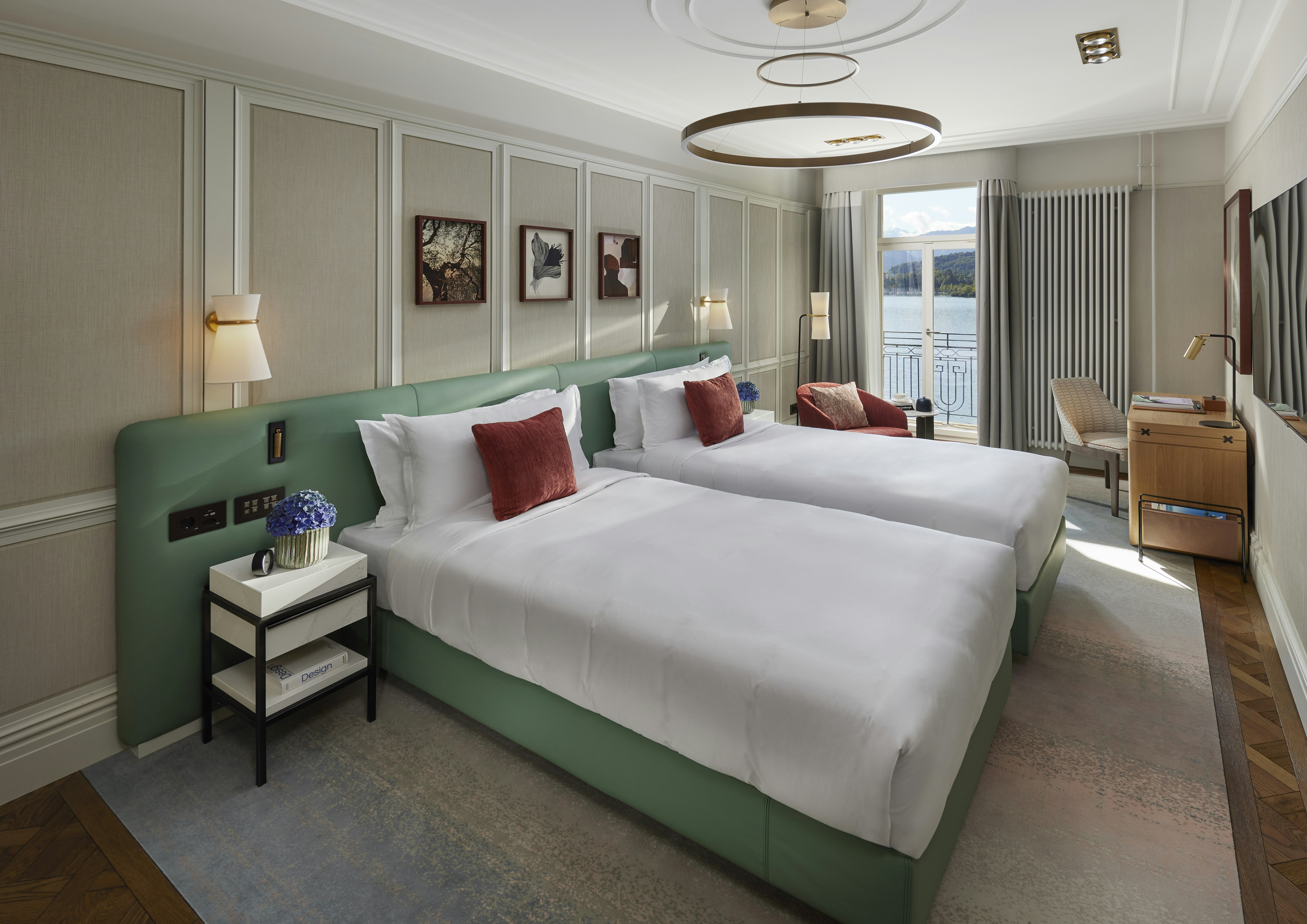 DELUXE, LAKE VIEW