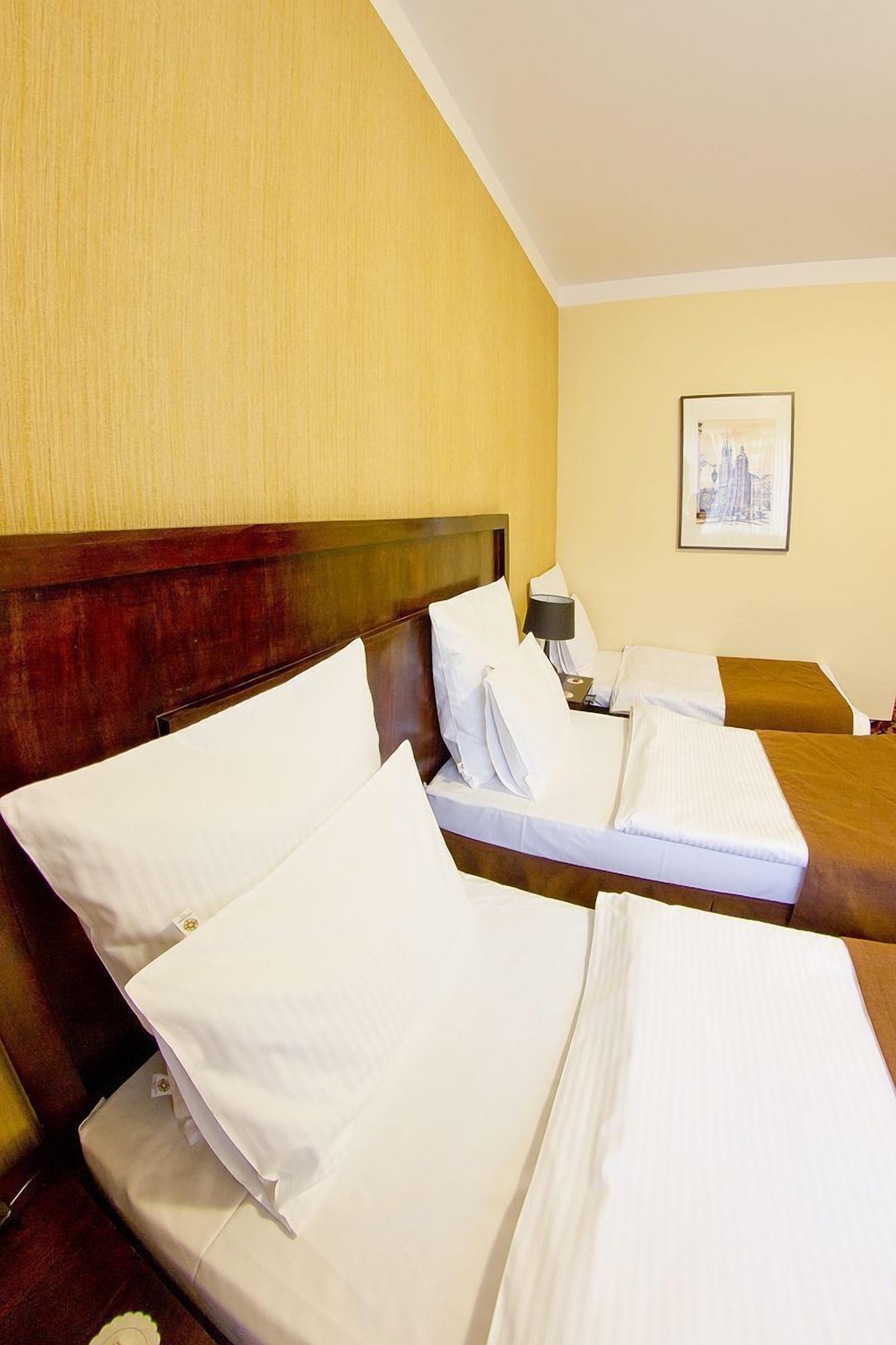 ROOM, TRIPLE, 1 DOUBLE AND 1 SINGLE BED