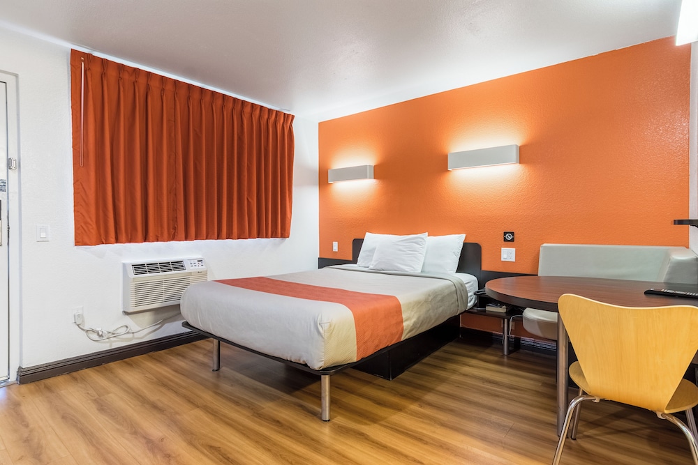 Motel6 Riverside, CA - UCR East 36/57
