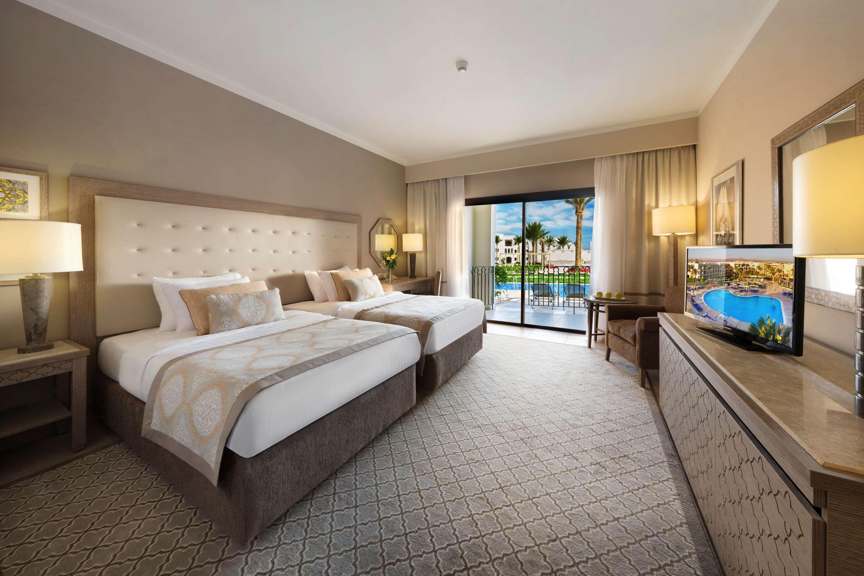 SUPERIOR SWIM-UP ROOM