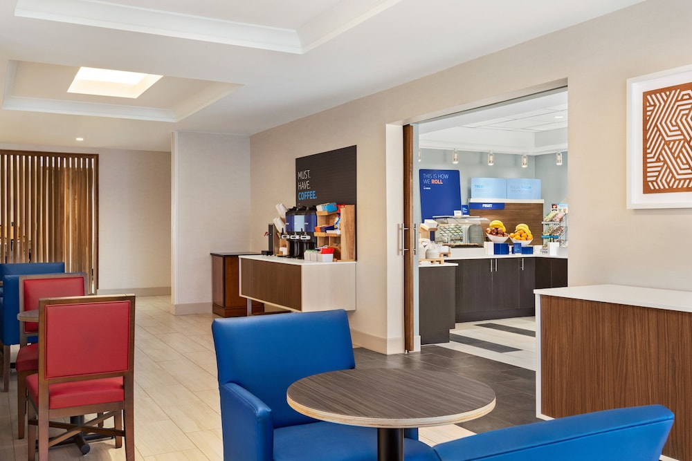 Holiday Inn Express Hotel Suites Denver Airport 22/34