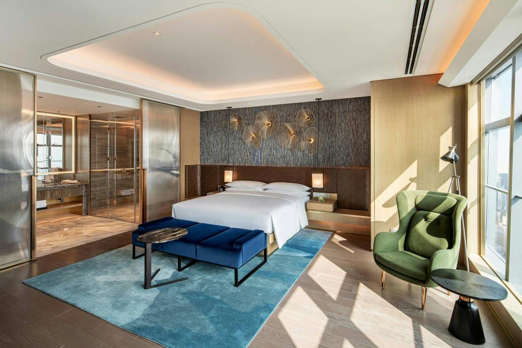 Vice President, Bay Suite, Suite, King Bed, Bay View, Lounge Access