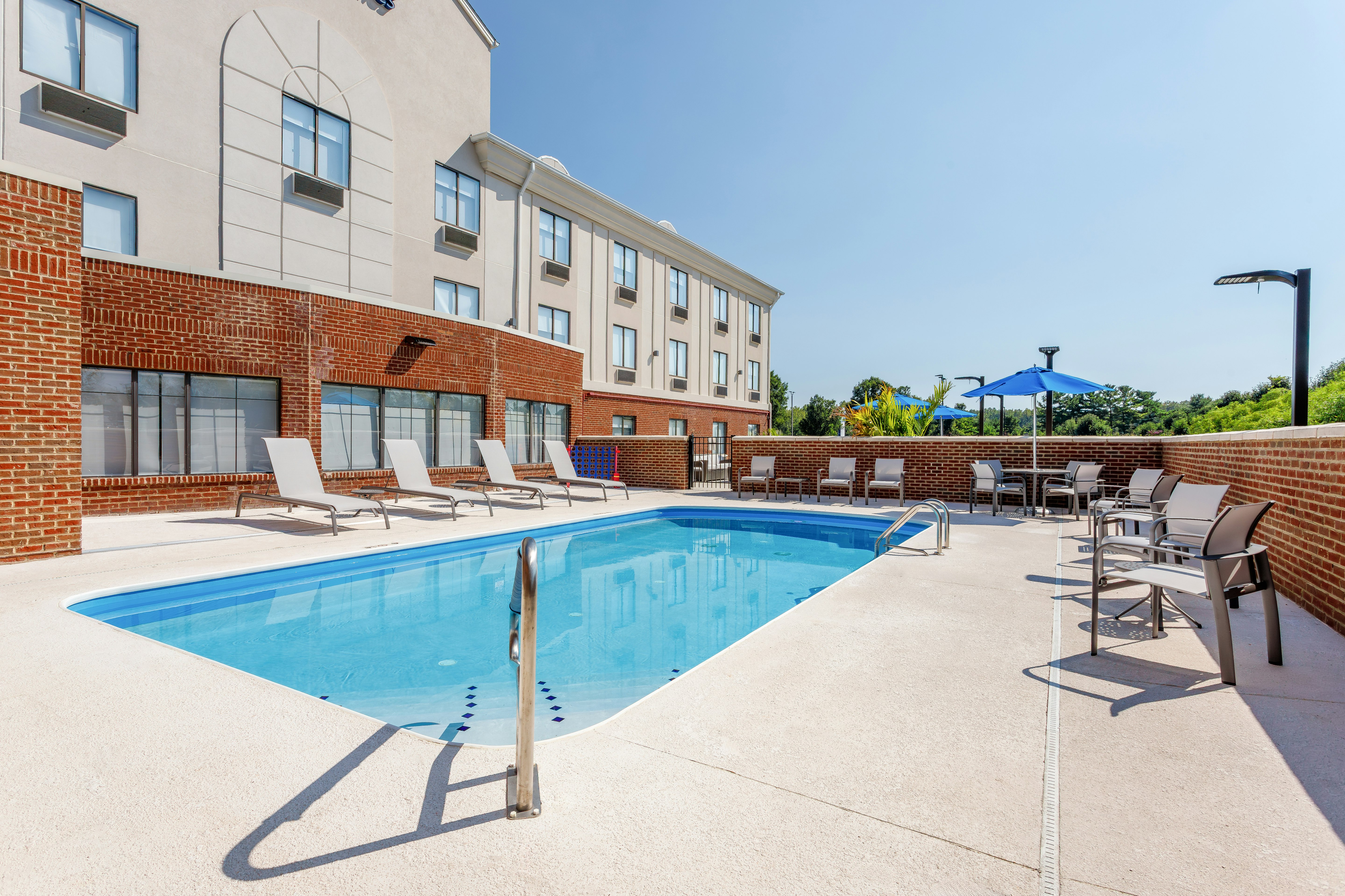 Holiday Inn Express Hotel And Suites Lancaster 71/72