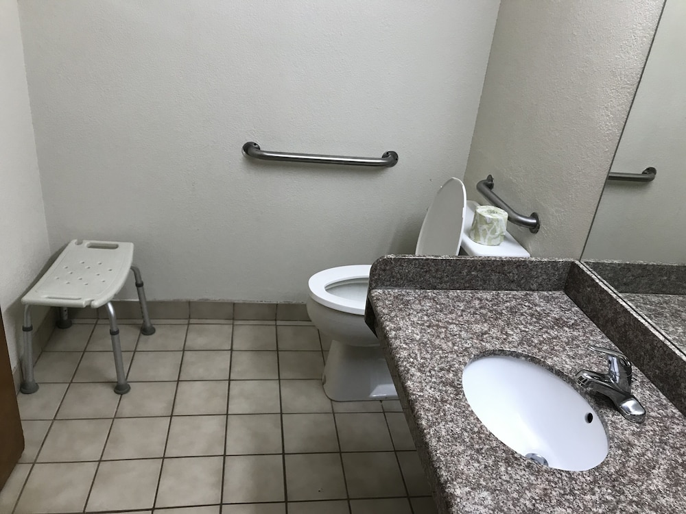 Econo Lodge Savannah Midtown 15/23