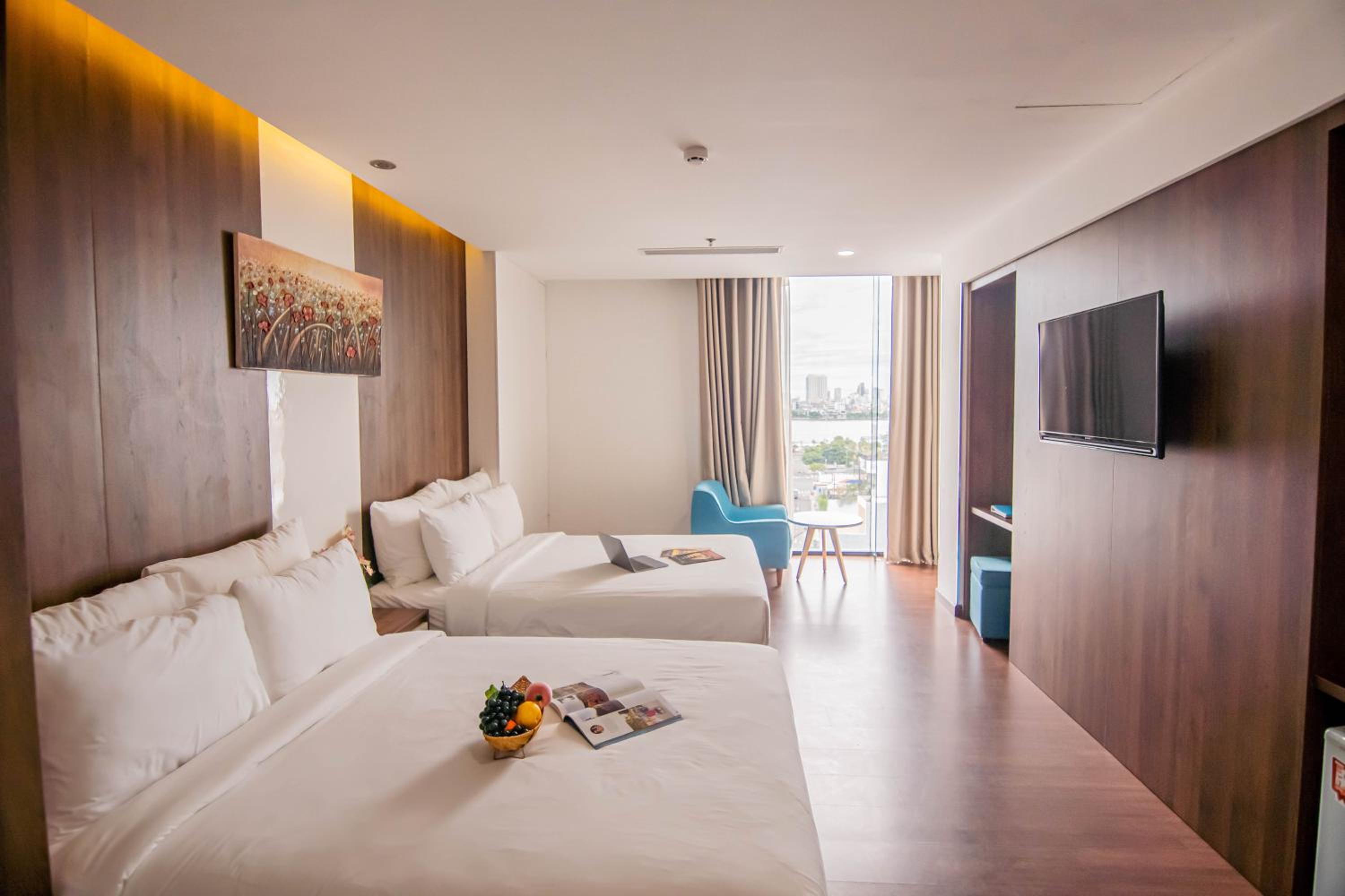 Deluxe, Twin Beds, City View