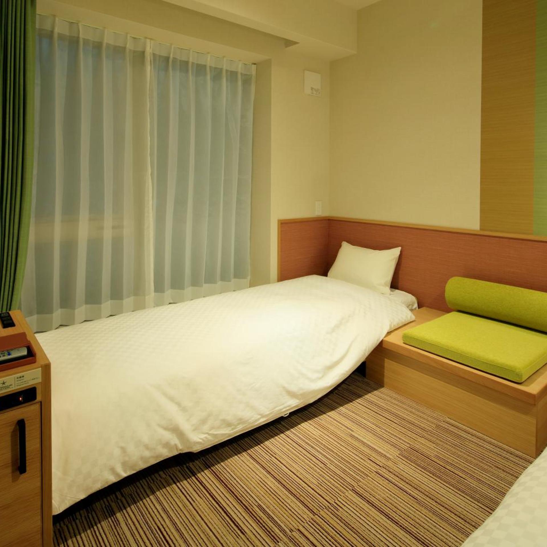 غرفة قياسية بسريرين منفصلين مع أريكة، The Singulari Hotel And Skyspa At Universal Studios Japan 4/9