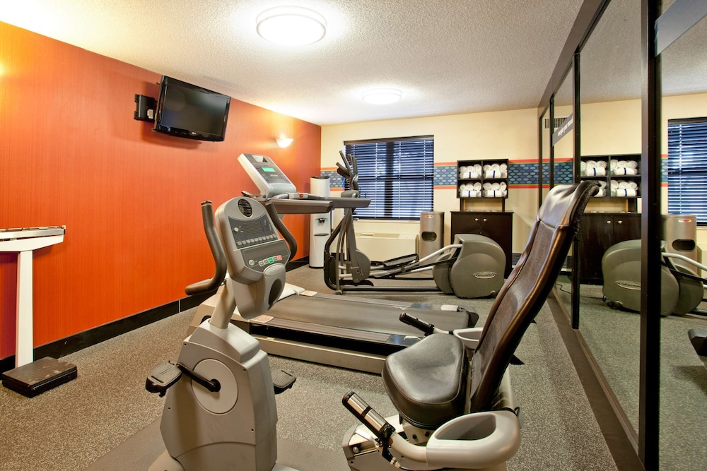 Hampton Inn Suites Cleveland Independence 24/40