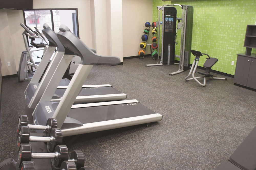 La Quinta Inn & Suites by Wyndham Wichita Airport 33/56
