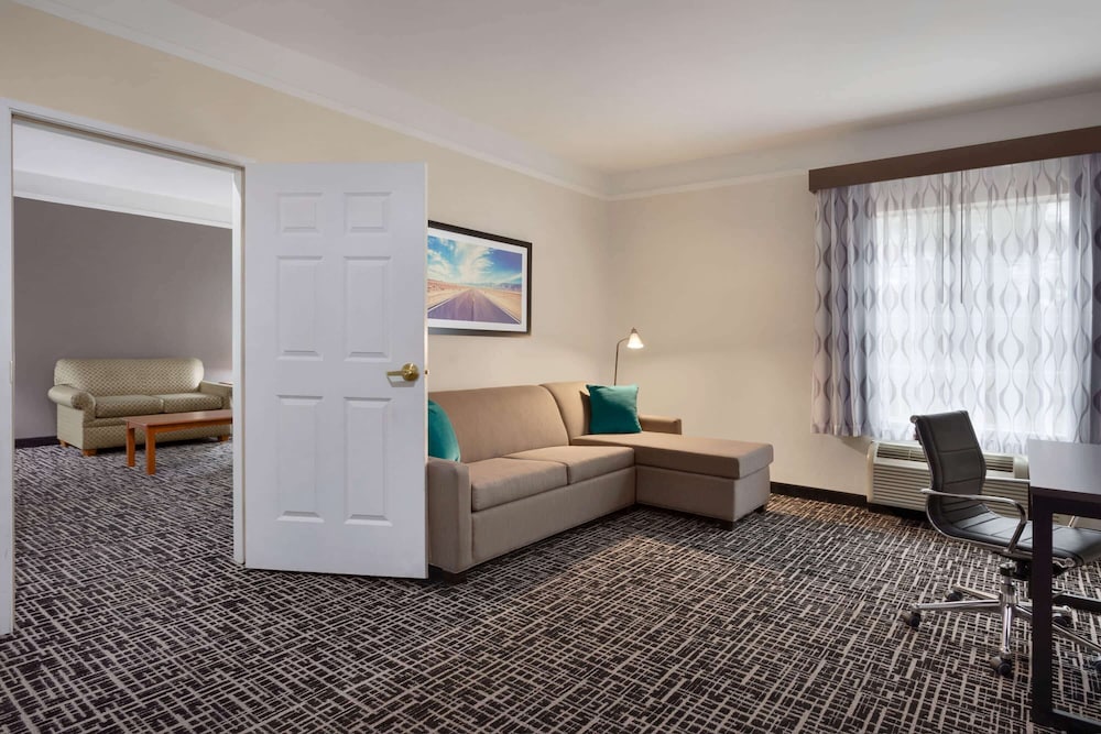 La Quinta Inn & Suites by Wyndham I-20 Longview South 28/43